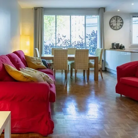 Appart hôtel - Spacious 3 Flat For Families - 3 Minutes From Metro Station